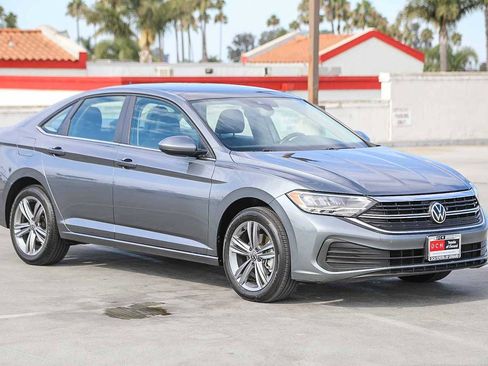 Used 2024 Volkswagen Jetta SE image 4