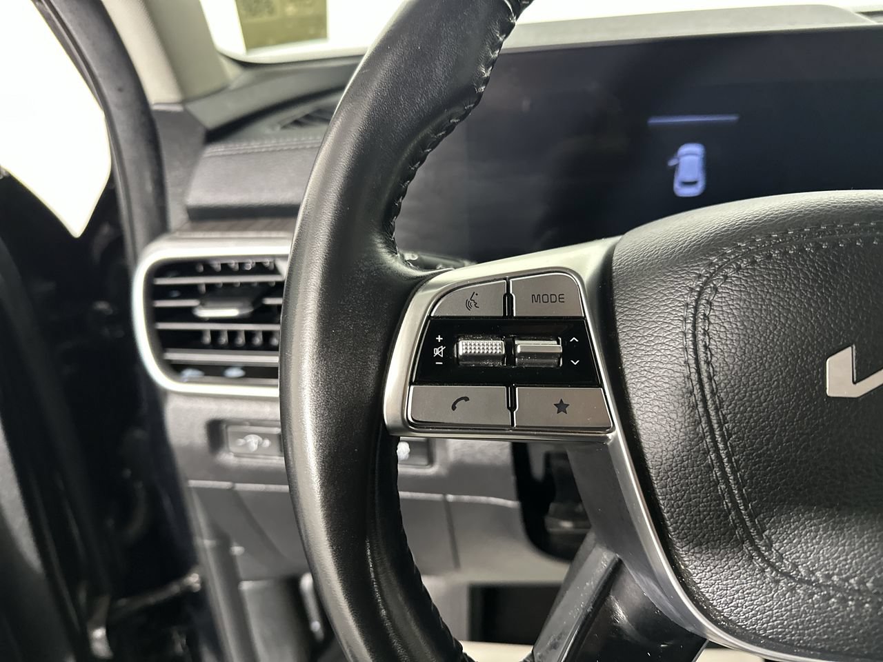 Used 2023 Kia Telluride EX w/ EX Captain's Chair Package FWD image 6