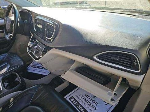 Used 2018 Chrysler Pacifica Touring-L w/ Premium Audio Group image 6