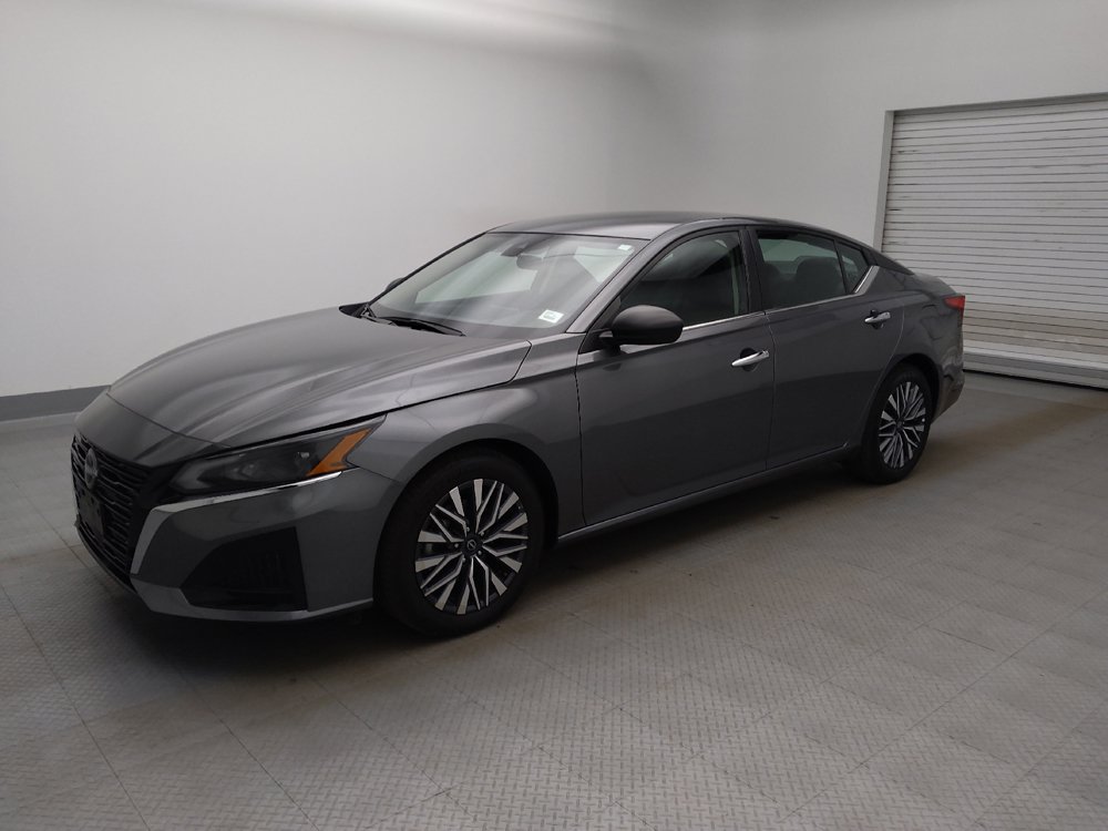 Used 2025 Nissan Altima 2.5 SV FWD image 2
