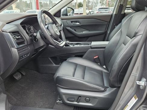 Used 2023 Nissan Rogue SV w/ SV Premium B Package image 3