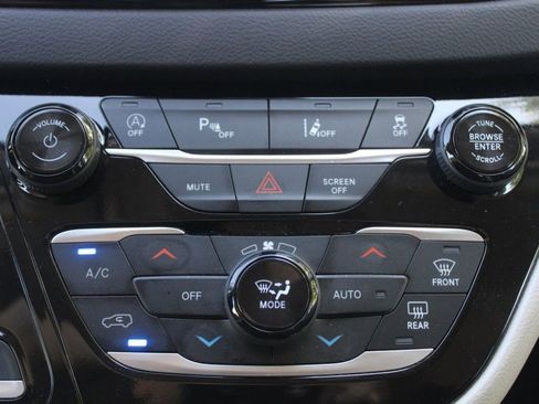 Used 2024 Chrysler Pacifica Touring-L FWD image 27