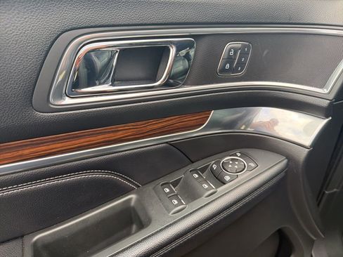 Used 2017 Ford Explorer Limited image 27