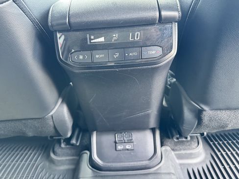 Used 2023 Toyota Highlander XLE AWD/4WD image 14