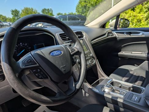 Used 2019 Ford Fusion SE FWD image 22