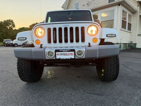 Used 2017 Jeep Wrangler Unlimited Sahara w/ Connectivity Group AWD/4WD image 11
