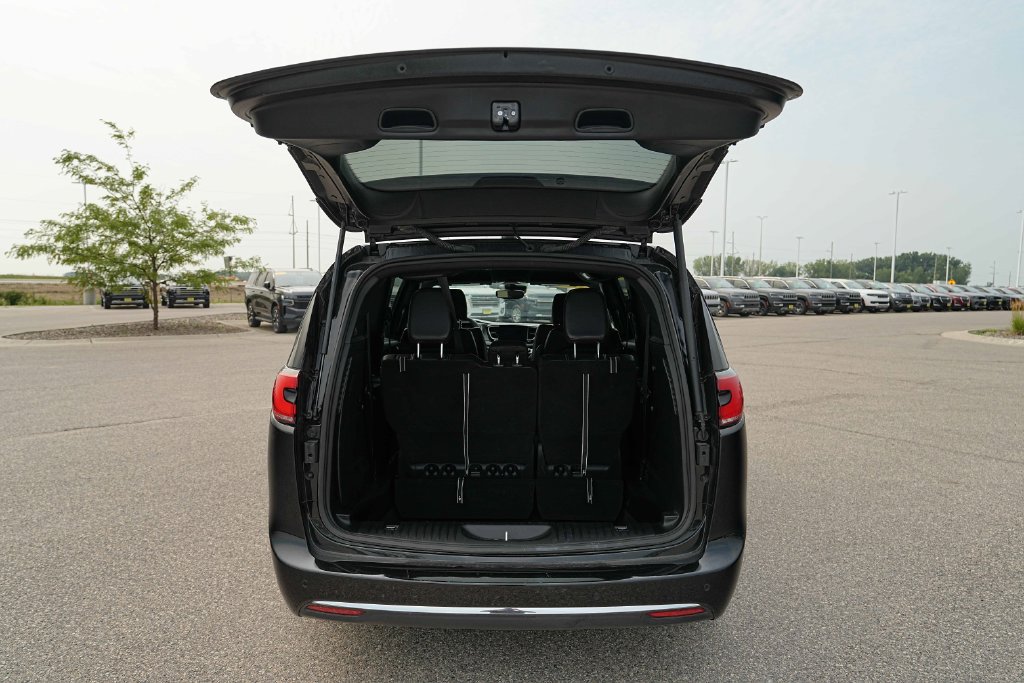 Used 2026 Chrysler Pacifica Select FWD image 15