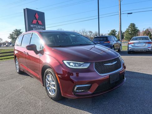 Used 2023 Chrysler Pacifica Touring-L image 7