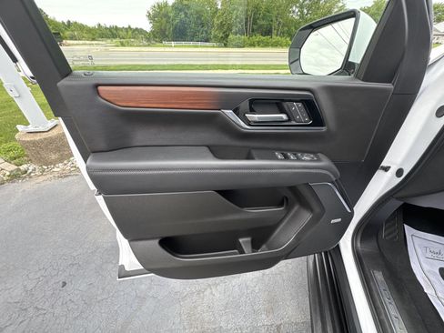 Used 2025 GMC Yukon XL Denali AWD/4WD image 8