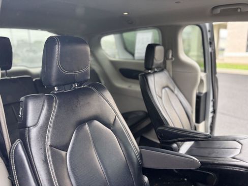 Used 2023 Chrysler Pacifica Touring-L FWD image 28