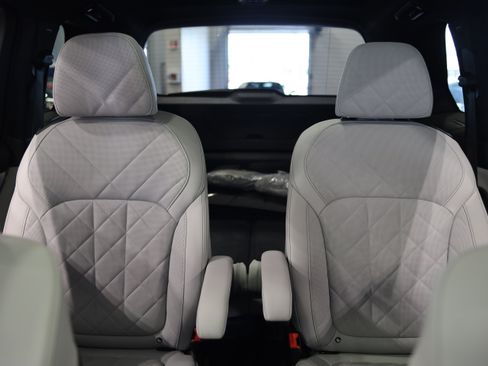 Used 2024 BMW X7 xDrive40i w/ M Sport Package AWD/4WD image 33