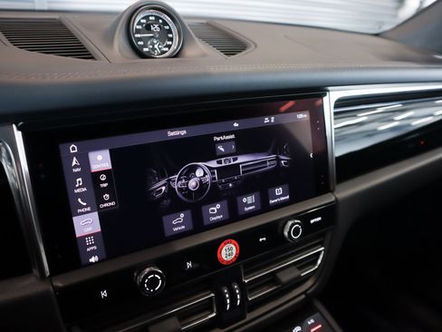 Used 2026 Porsche Macan AWD/4WD image 19
