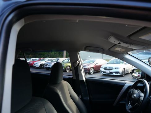 Used 2018 Toyota RAV4 LE w/ All Weather Liner Package AWD/4WD image 29