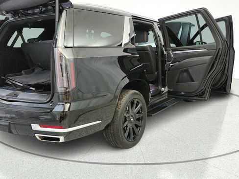 Used 2026 Cadillac Escalade Luxury w/ LPO, Floor Liner Package AWD/4WD image 14