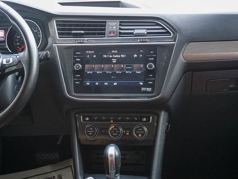 Used 2018 Volkswagen Tiguan SE w/ Panoramic Sunroof Package AWD/4WD image 16