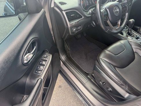 Used 2019 Jeep Cherokee Latitude Plus FWD image 11