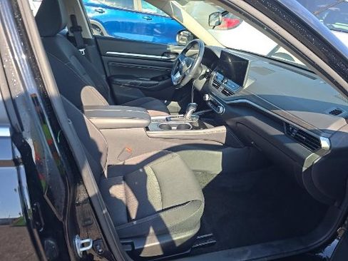 Used 2023 Nissan Altima 2.5 SV w/ SV Premium Package AWD/4WD image 14