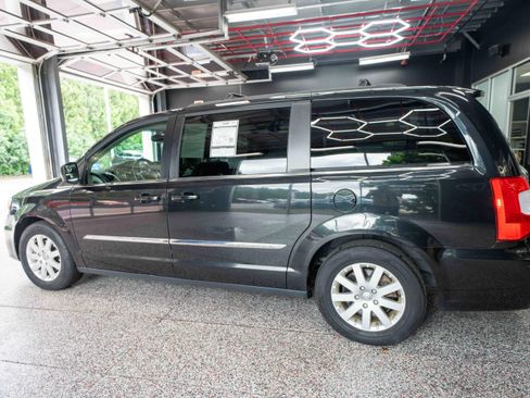 Used 2016 Chrysler Town & Country Touring FWD image 2