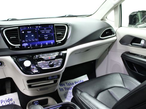 Used 2024 Chrysler Pacifica Touring-L image 20