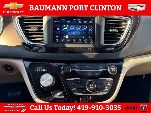 Used 2018 Chrysler Pacifica Touring-L FWD image 19
