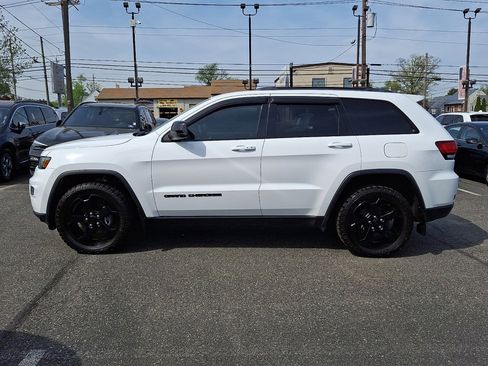 Used 2019 Jeep Grand Cherokee Laredo image 2