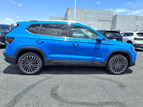 New 2026 Volkswagen Taos SE FWD image 5