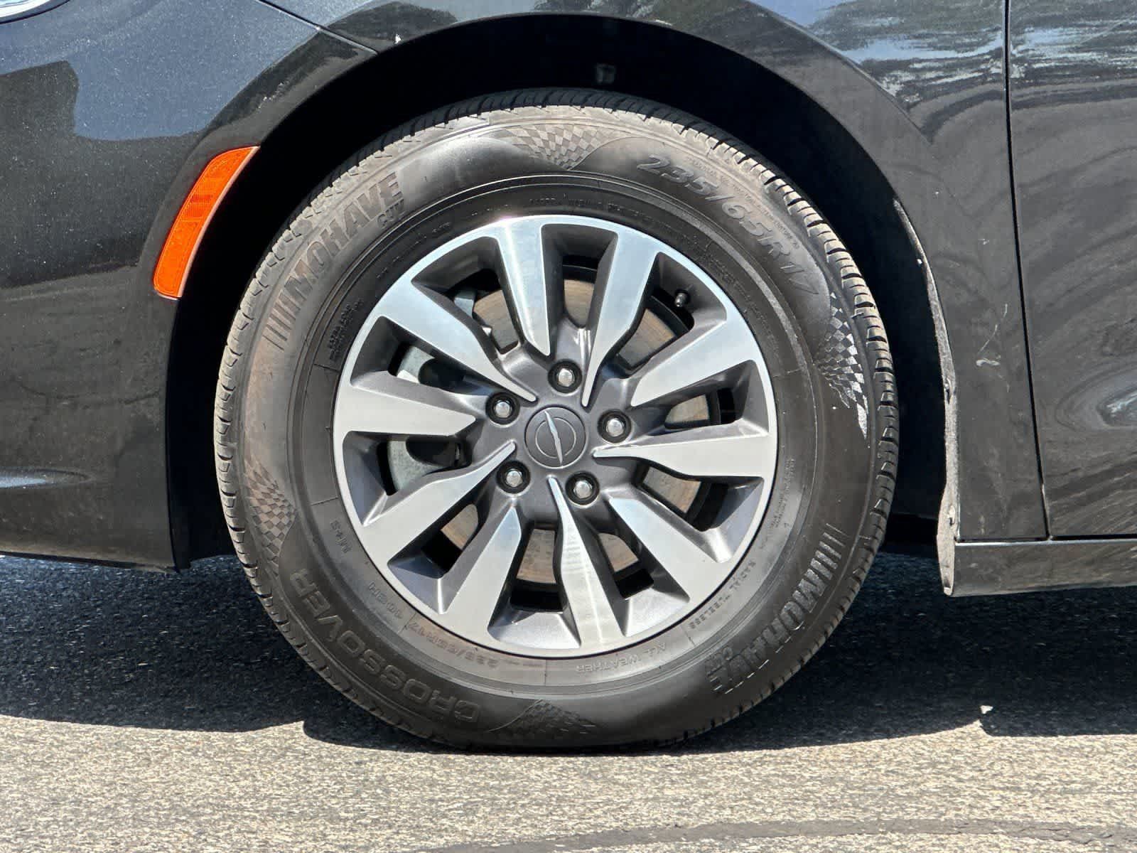 Used 2023 Chrysler Pacifica Touring-L FWD image 27