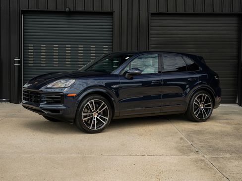 Certified 2025 Porsche Cayenne E-Hybrid image 1