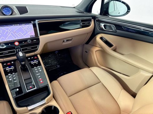 Certified 2025 Porsche Macan image 22