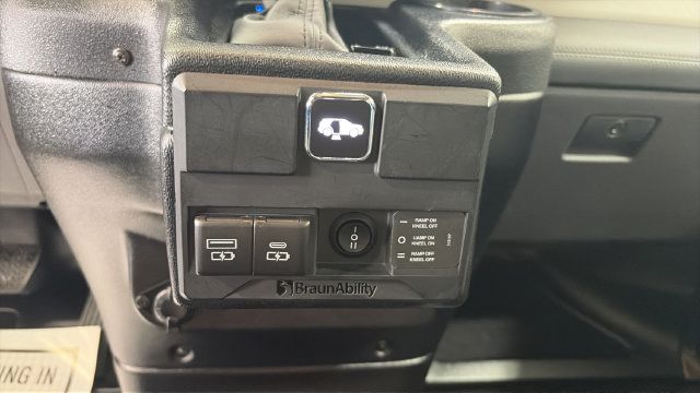 Used 2023 Toyota Sienna XLE FWD image 32