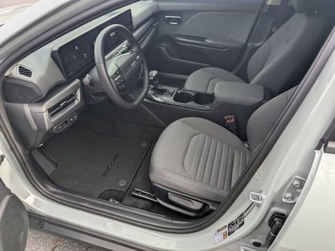Used 2025 Kia K4 EX image 9