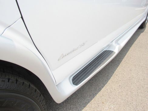 Used 2018 GMC Savana 2500 Extended w/ Enhanced Convenience Package image 21