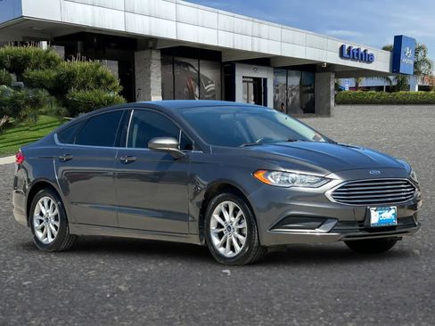 Used 2017 Ford Fusion SE w/ Fusion SE Technology Package FWD image 10
