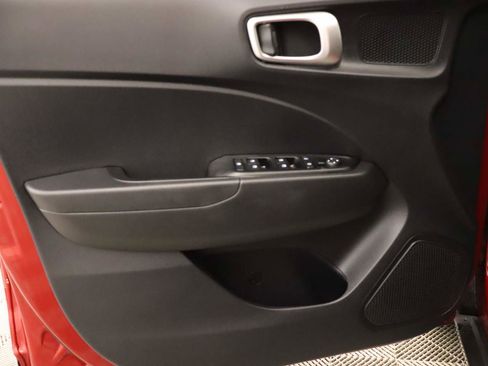 Used 2025 Hyundai Venue SEL image 18