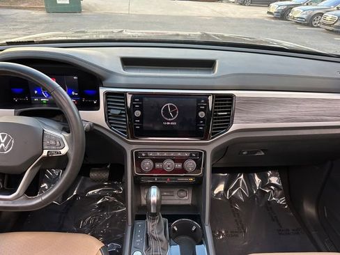 Used 2022 Volkswagen Atlas Cross Sport SE w/ Panoramic Sunroof Package image 17