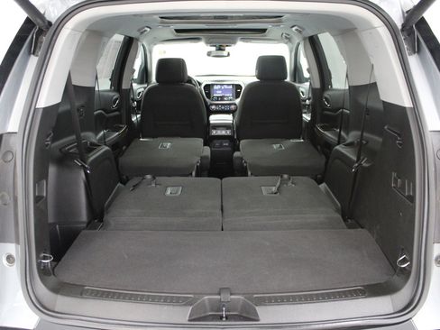 Used 2023 GMC Acadia SLE w/ Driver Convenience Package image 10