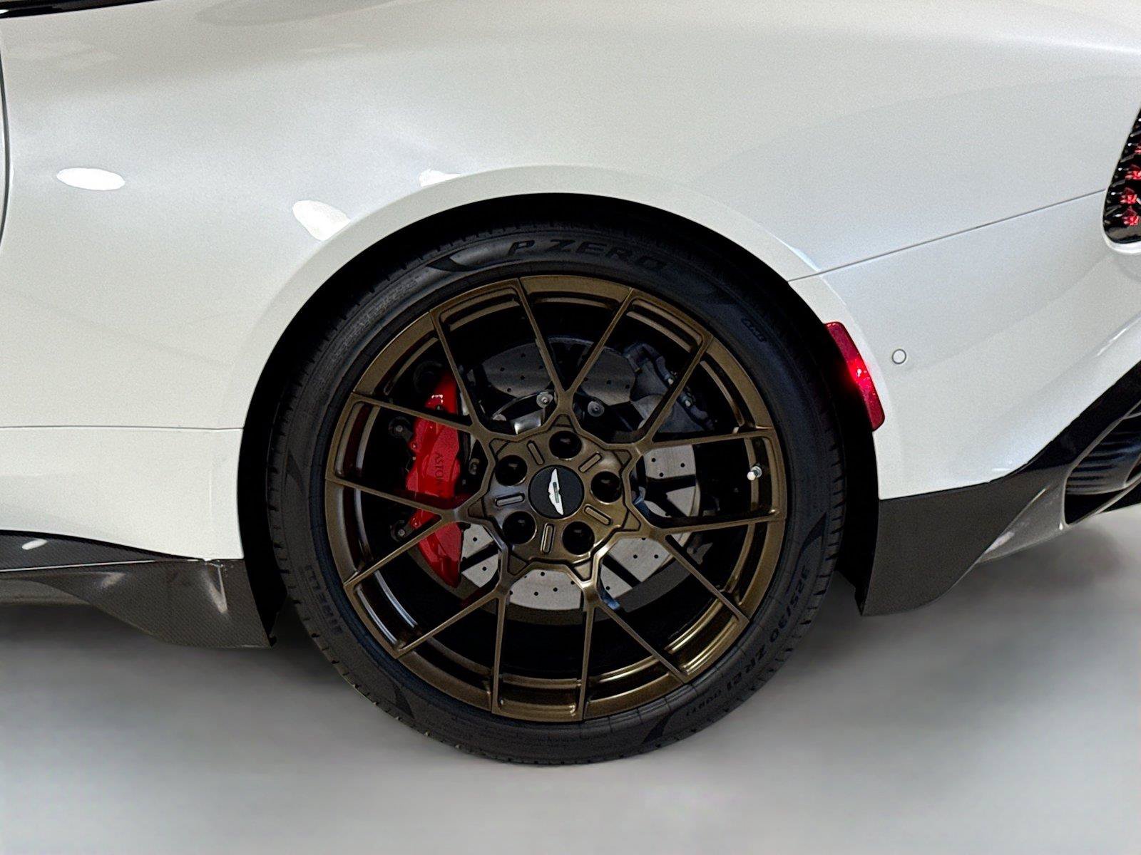 Used 2025 Aston Martin Vanquish RWD image 38