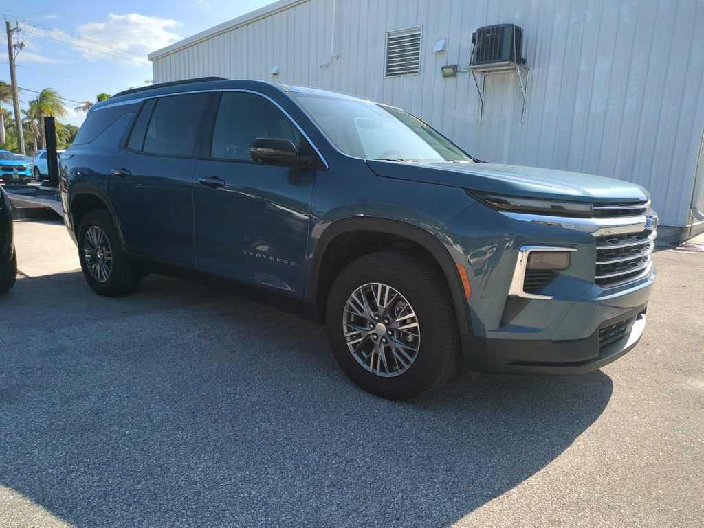 Used 2026 Chevrolet Traverse LT w/ Driver Confidence Package FWD image 2