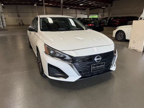 Used 2025 Nissan Altima 2.5 SV FWD image 8