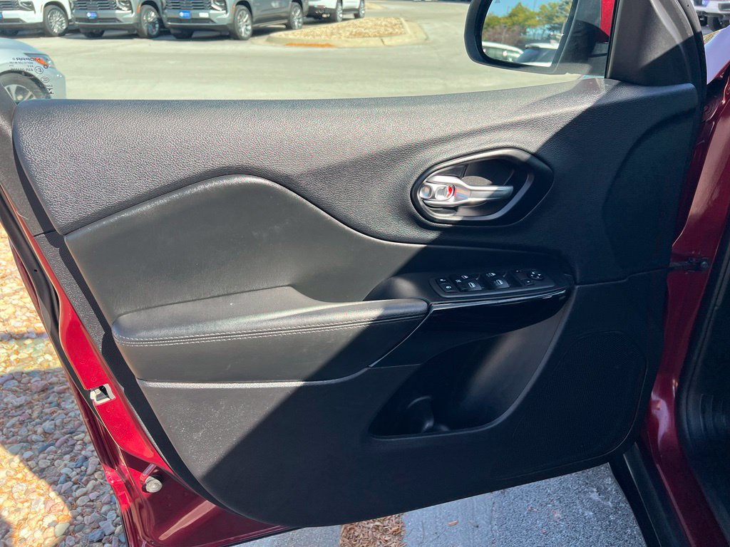 Used 2021 Jeep Cherokee Latitude Plus AWD/4WD image 18