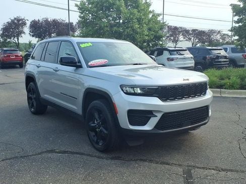 Used 2024 Jeep Grand Cherokee Altitude AWD/4WD image 3