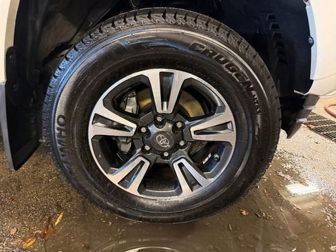 Used 2019 Toyota Tacoma TRD Sport image 29