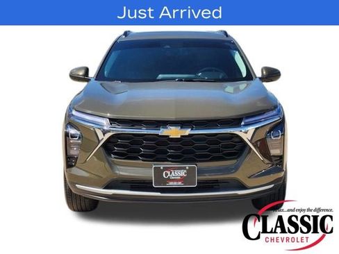 Used 2024 Chevrolet Trax LT w/ Sunroof Package image 17