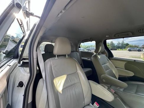 Used 2018 Toyota Sienna XLE w/ XLE Navigation Package AWD/4WD image 9