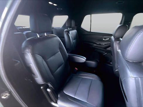 Used 2022 Chevrolet Traverse LT FWD image 19