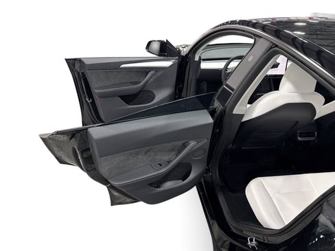 Certified 2023 Tesla Model Y Long Range AWD/4WD image 10