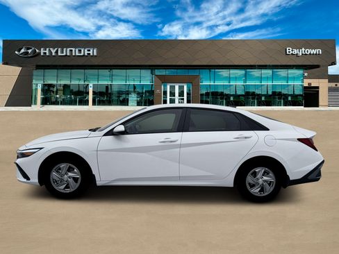 Used 2026 Hyundai Elantra SE FWD image 3