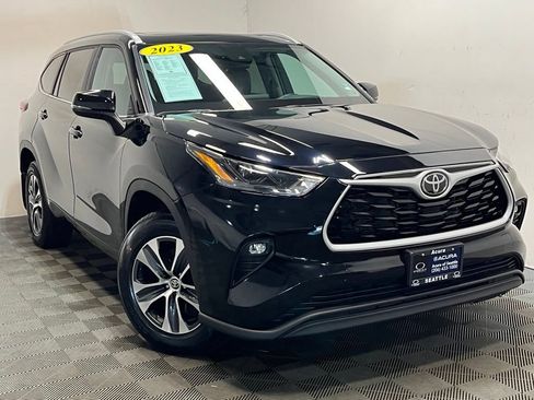 Used 2023 Toyota Highlander XLE AWD/4WD image 1
