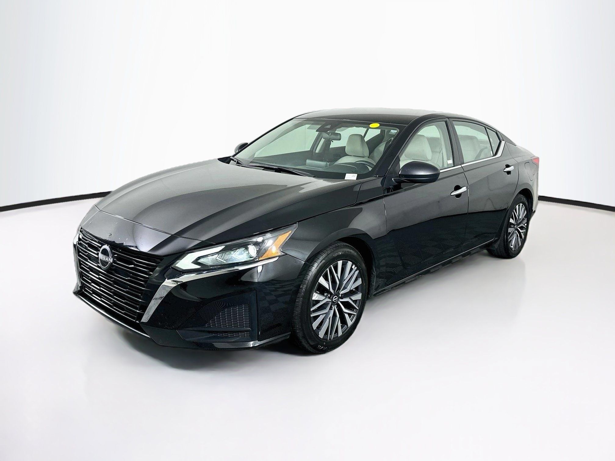 Used 2025 Nissan Altima 2.5 SV FWD image 3
