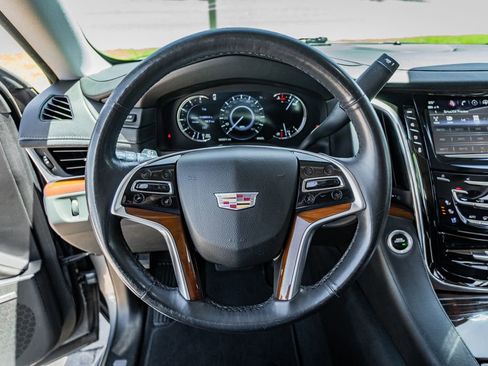 Used 2018 Cadillac Escalade Luxury AWD/4WD image 23